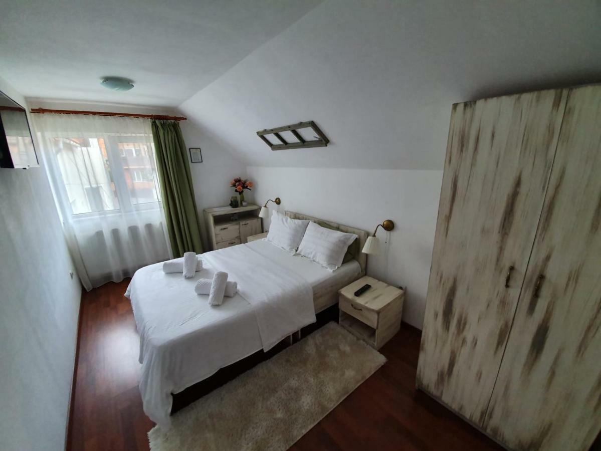 ホテル Casa Lucky Rîşnov エクステリア 写真